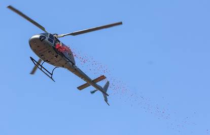 FOTO U Mariji Bistrici slavilI Stepinca, helikopterom prosuli 10.000 latica u njegovu čast