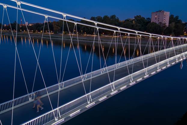 Pogled iz zraka na Osječki most koji svijetli novom dekorativnom rasvjetom 