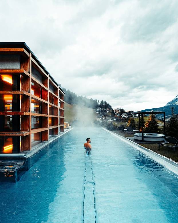 FOTO Ovo je najljepši bazen na Alpama: Topao je, proziran i ima pogled na Dolomite