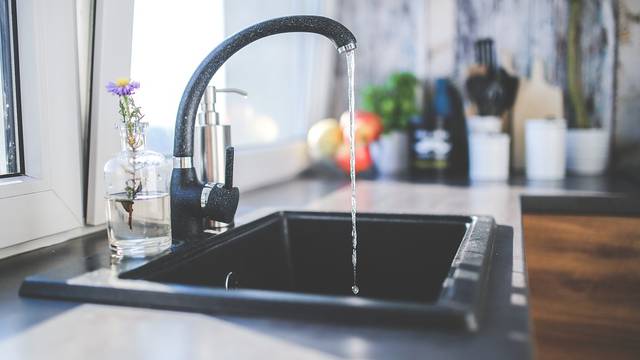 Ovo je šest mjesta na kojima se krije najviše bakterija u kuhinji, a mnogi ih zaboravljaju oprati