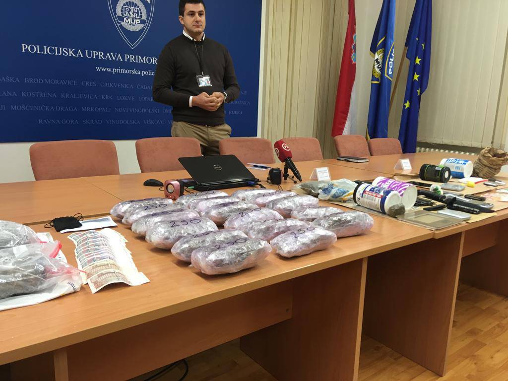 Velika akcija policije: Našli 5 kg trave, oružje, vage, noževe...