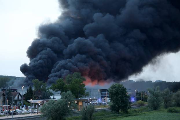 Veliki požar u Zaprešiću, crni dim nadvio se nad gradom 