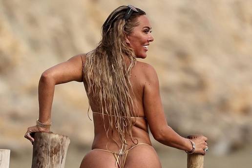 Pronađi bikini: Bujna starleta plijenila je poglede na plaži