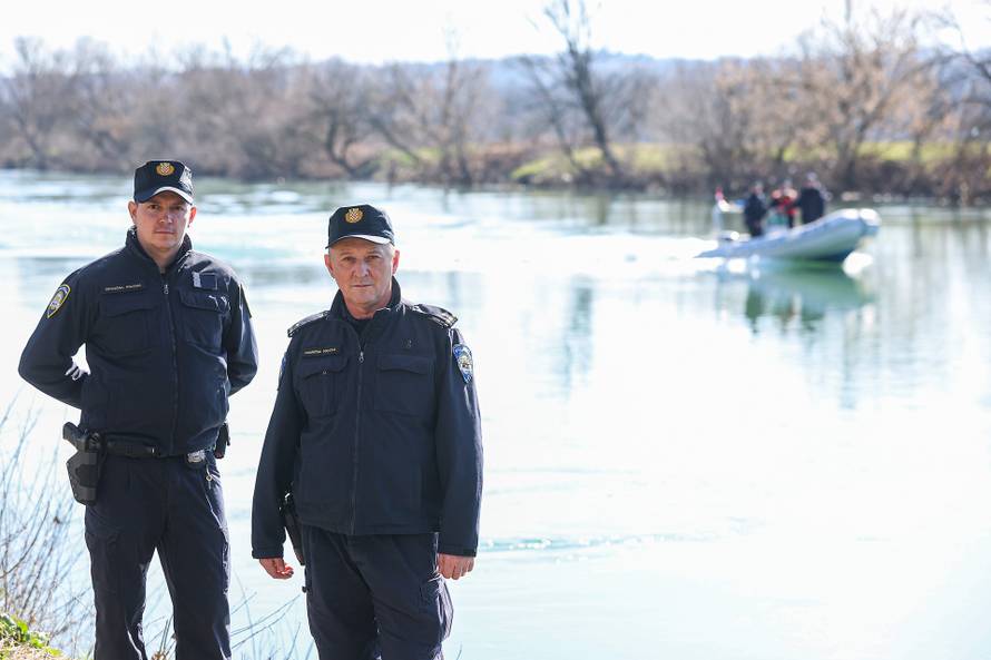 24sata Hrvatska Kostajnica: Policajci koji su prvi pronašli migrante koji su spašeni iz rijeke Une