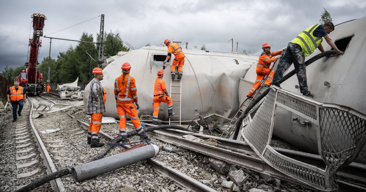 Fatal collision between a train and a truck in the Czech Republic leaves one man dead