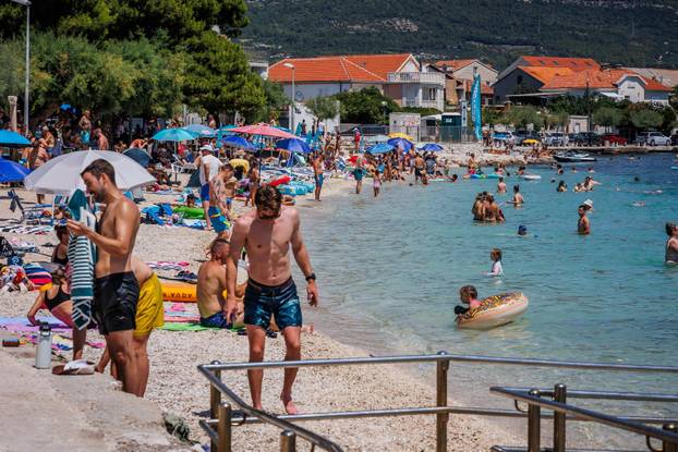 Kaštel Stafilić: Gužva na plaži Gabine