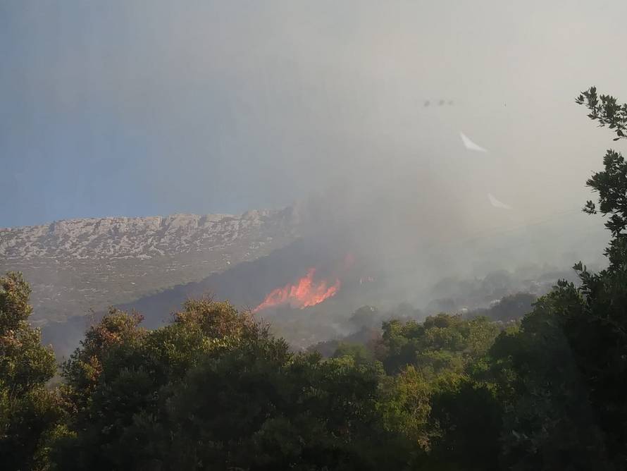 Pelješac još gori: Linija obrane od požara duga je tri kilometra