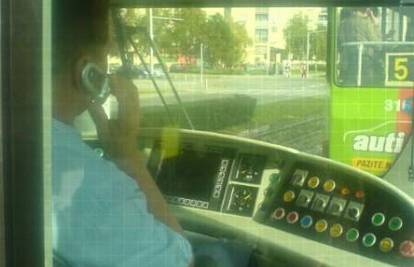 Vozio tramvaj pun putnika i putem pričao na mobitel