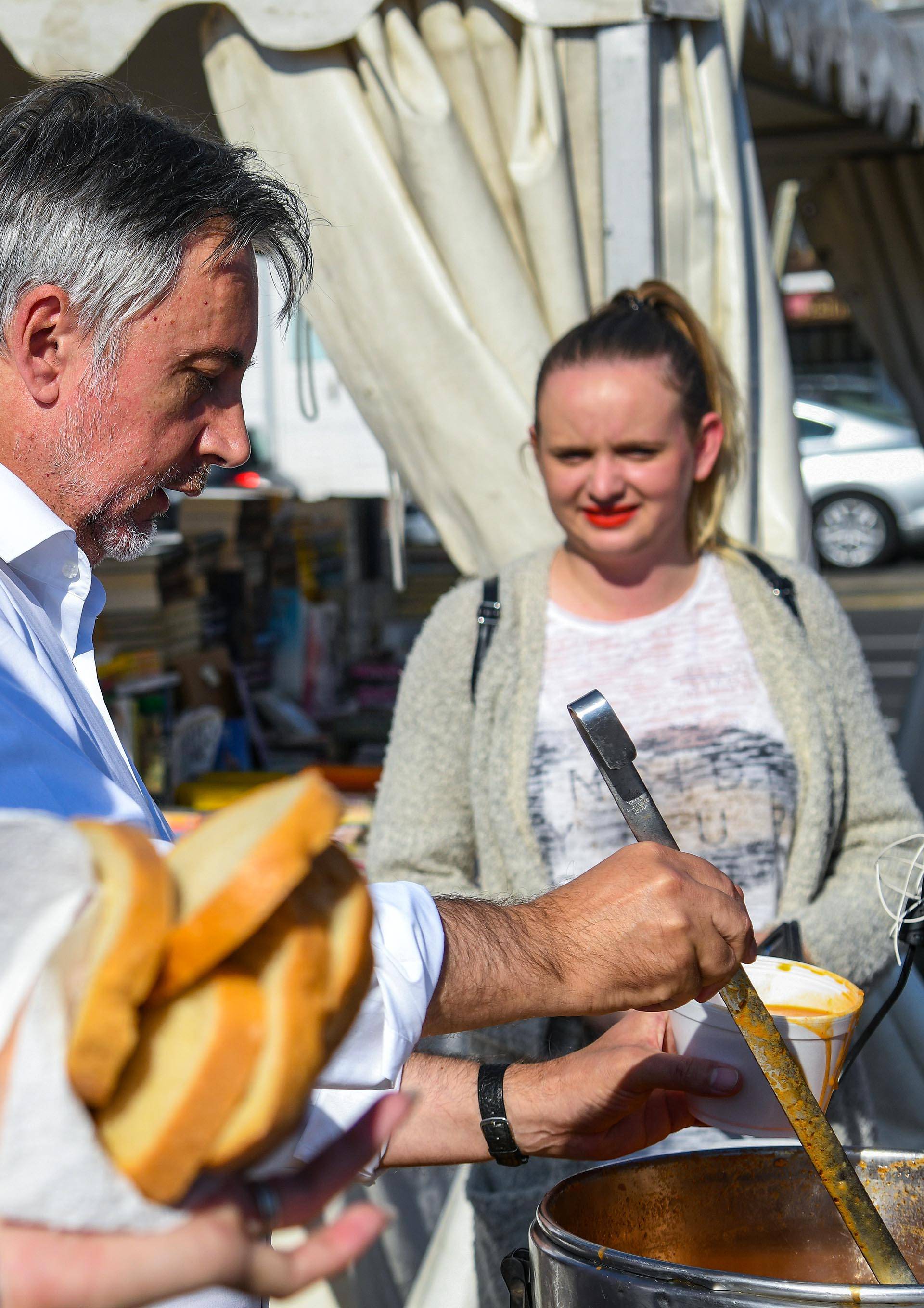 Zagreb: Miroslav Å koro s Älanovima Mosta dijelio grah na treÅ¡njevaÄkoj trÅ¾nici