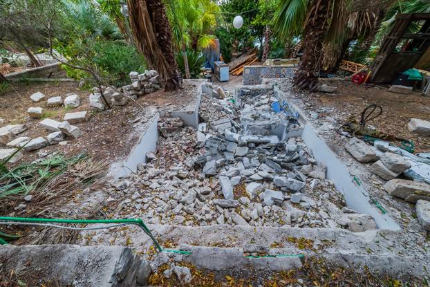 24sata: Palmižana: Reportaža o rušenju objekata Eduarda Tota Meneghella