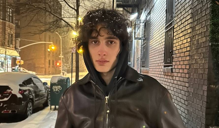 On je nova glazbena zvijezda na sceni! Pjesme su mu osvojile TikTok, sad je izdao i prvi album