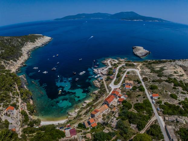 Biševo: Uvala Mezoporat u kojoj se nalazi Modra spilja