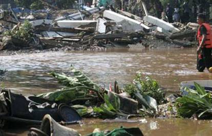 Najmanje 11 mrtvih i 7 nestalih u velikoj poplavi u Indoneziji