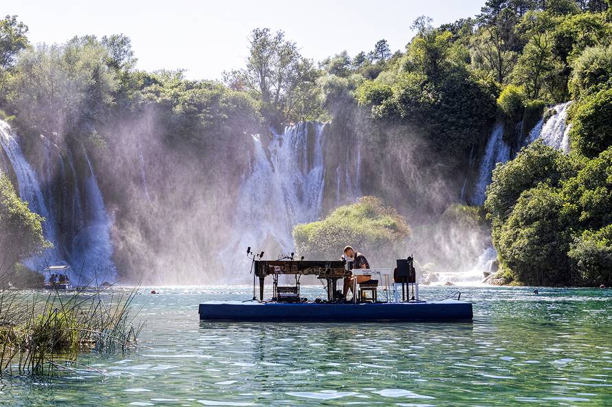 Pijanist Zvjezdan Ružić nastupio ispod slapa Kravica: 'Ovo je bio najluđi koncert u mojoj karijeri'