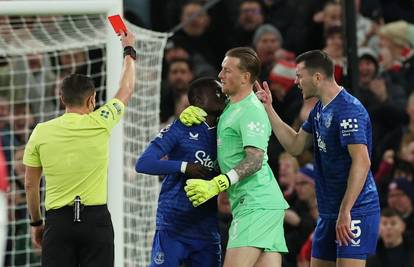 VIDEO Igrač Evertona ošamario svog suigrača pa izletio van! Pogledajte bizarno isključenje