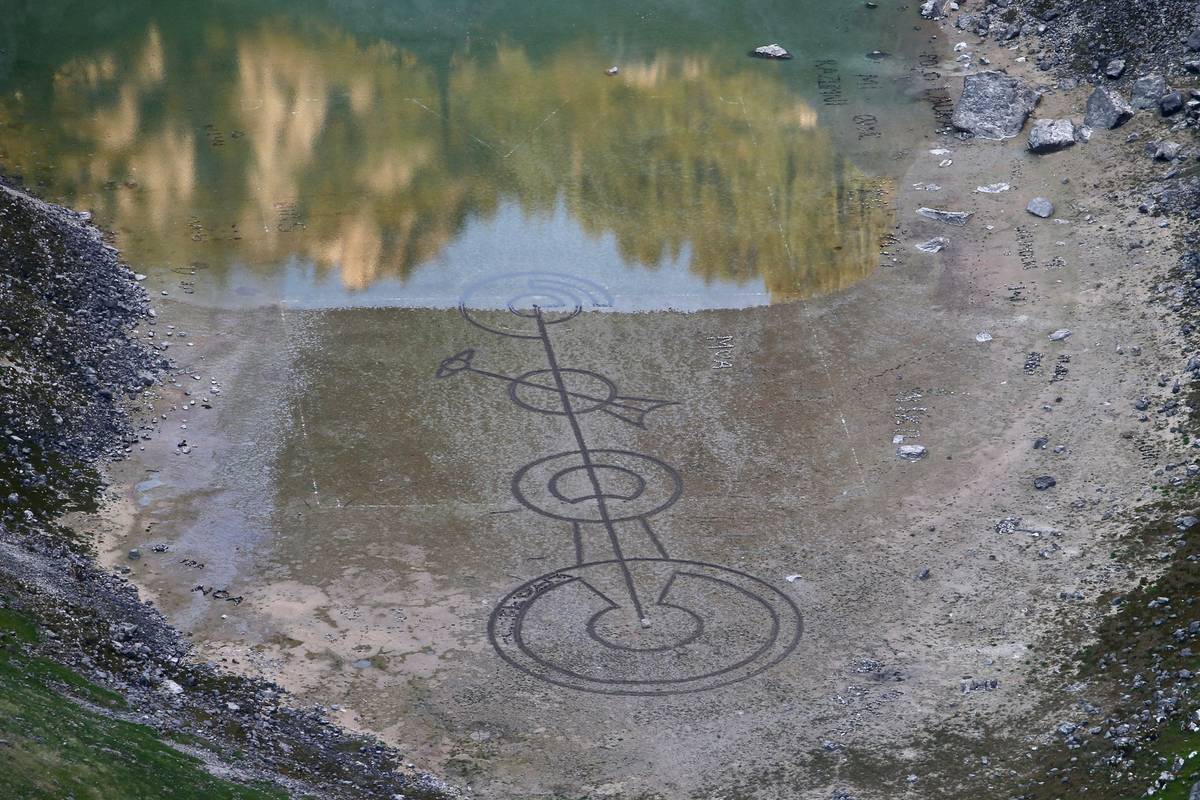 Imotski Dosje X: Netko je usred noći na dnu presušenog Modrog jezera nacrtao čudne znakove