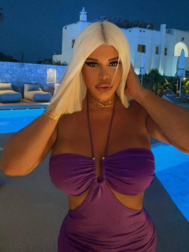 FOTO Dara Bubamara objavila vruće fotografije s ljetovanja: Mini bikini pokazao sve obline