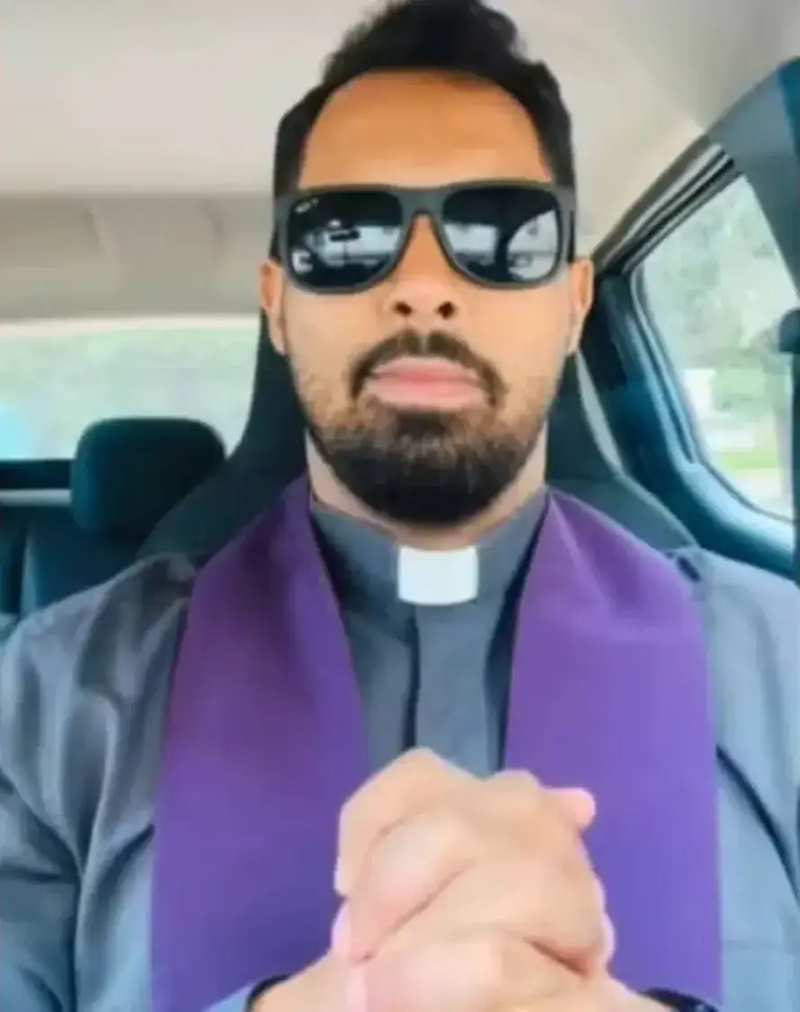 Otvor' vrata, man 'se Očenaša: Svećenika uhvatili s polugolom ženom. Procurila je i snimka