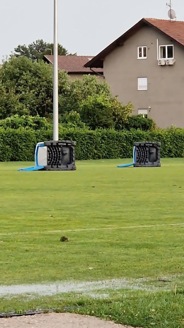 Galerija maksimirskog kaosa! Razbijeni prozori, prevrnuti WC, pokidani panoi, voda u tunelu...