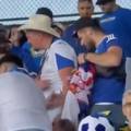 VIDEO Incident na tribinama! Me&dstrok;u navija&ccaron;e BiH stigao sa zastavom Srbije. Oduzeli mu je!