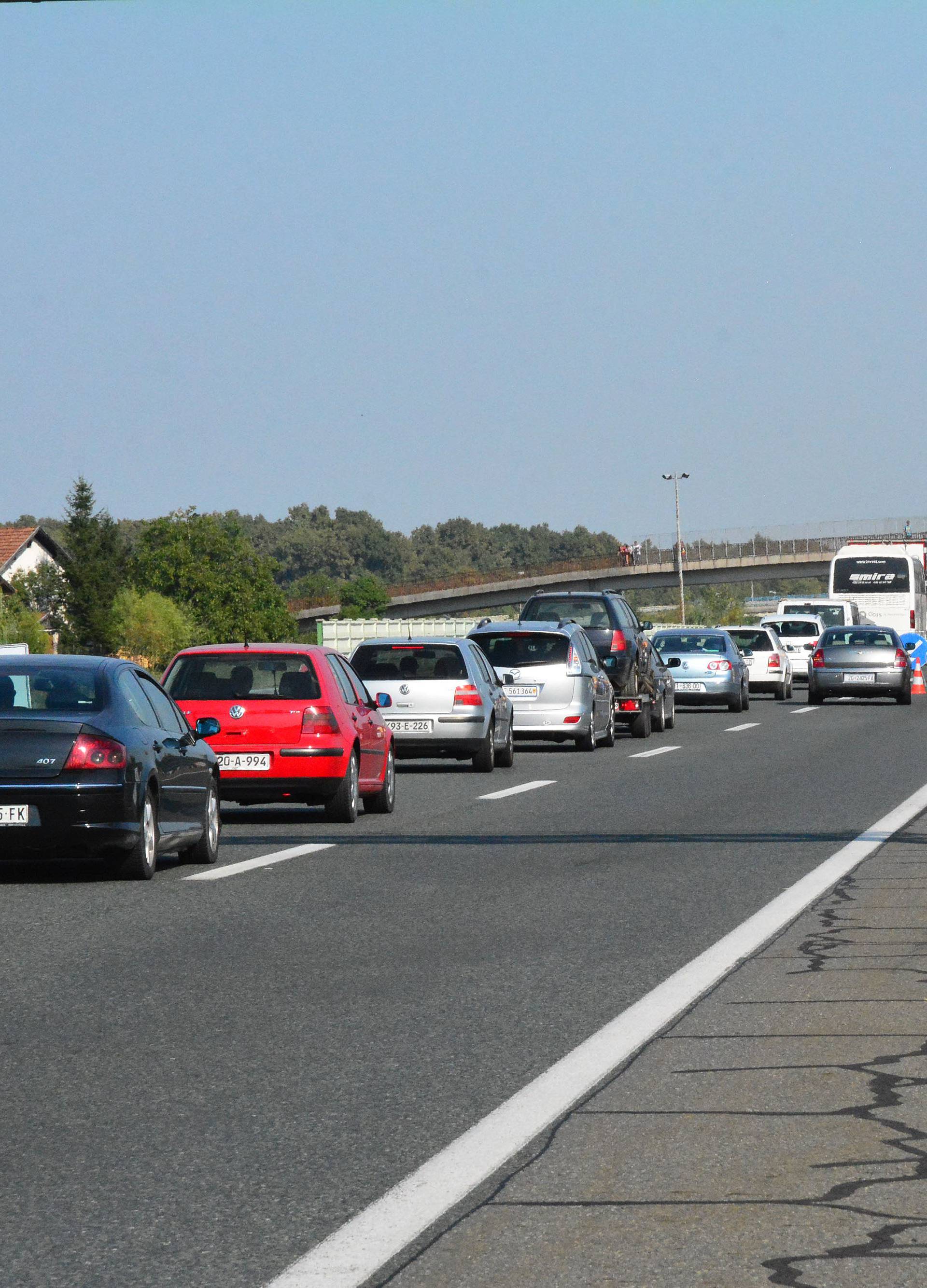 Autom se zabio u kamion na autocesti i na mjestu poginuo