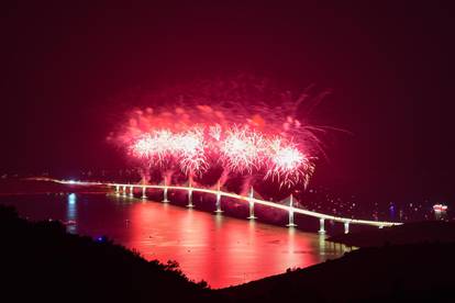 Vatromet nakon svečanosti otvorenja Pelješkog mosta