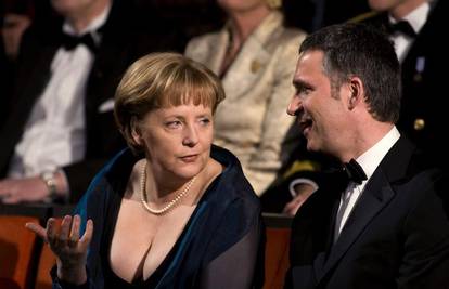 Angela Merkel otkrila svoj dekolte na otvorenju Opere