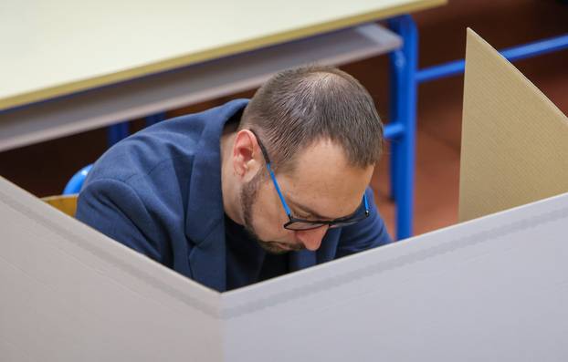 Zagreb: Kandidat za gradonačelnika Tomislav Tomašević glasovao u drugom krugu lokalnih izbora