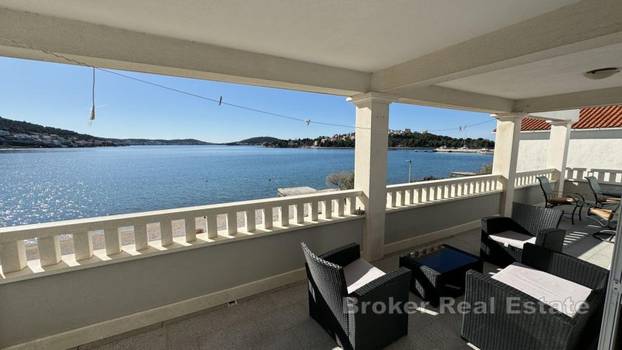 FOTO Iz kuće u more! Ova vila prvi red do mora ima konobu i vinoteku, a evo koliko košta