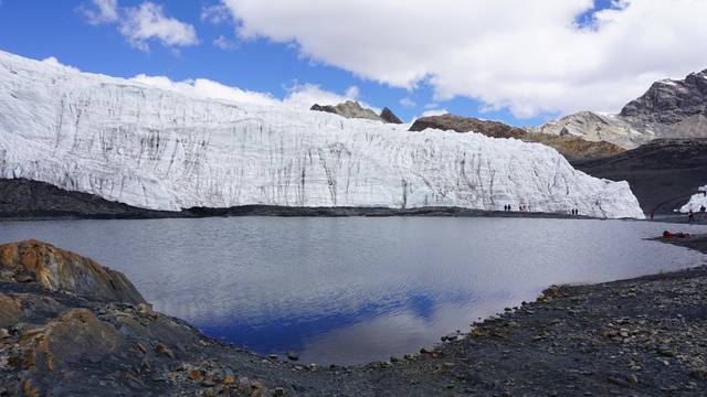 VIDEO Sve veće temperature dovode do otapanja ledenjaka i stvaranja novih laguna