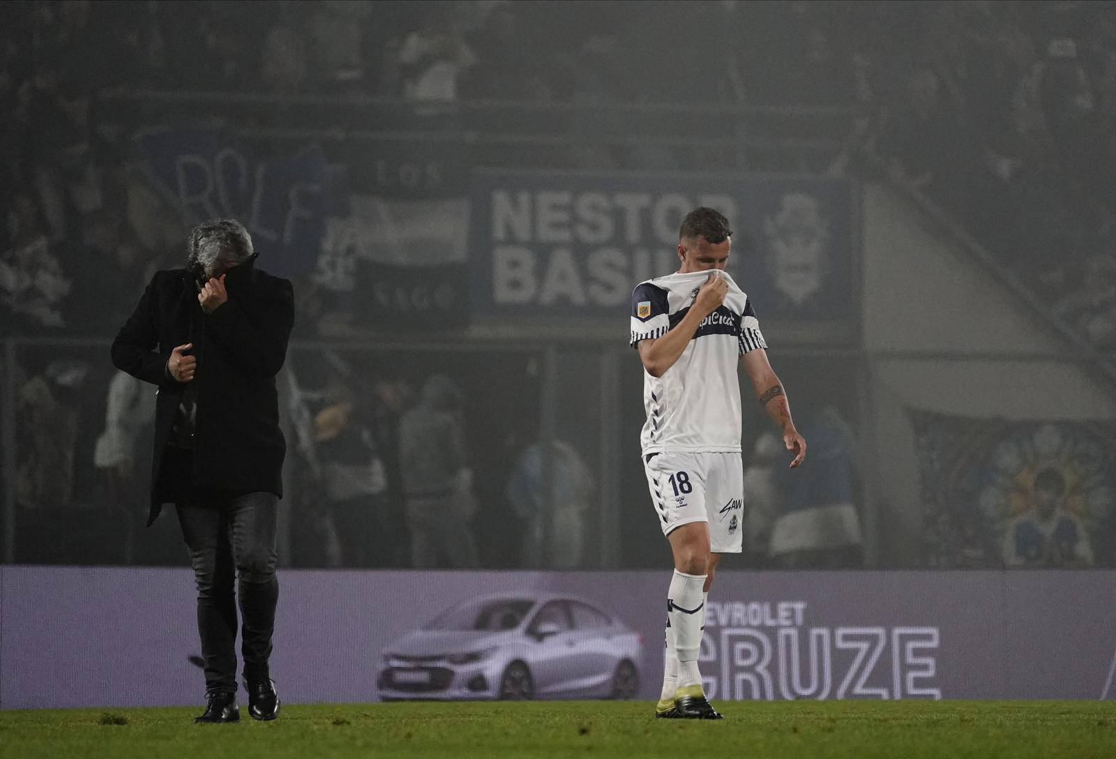 Argentinian league match suspended due to incidents outside the stadium