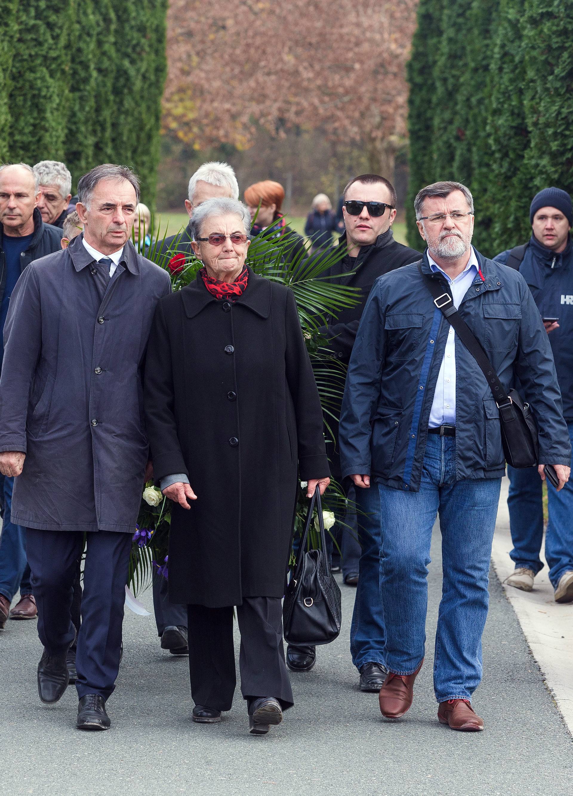 Vukovar: Na Memorijalnom groblju Milorad Pupovac poloÅ¾io vijenac kod spomen obiljeÅ¾ja