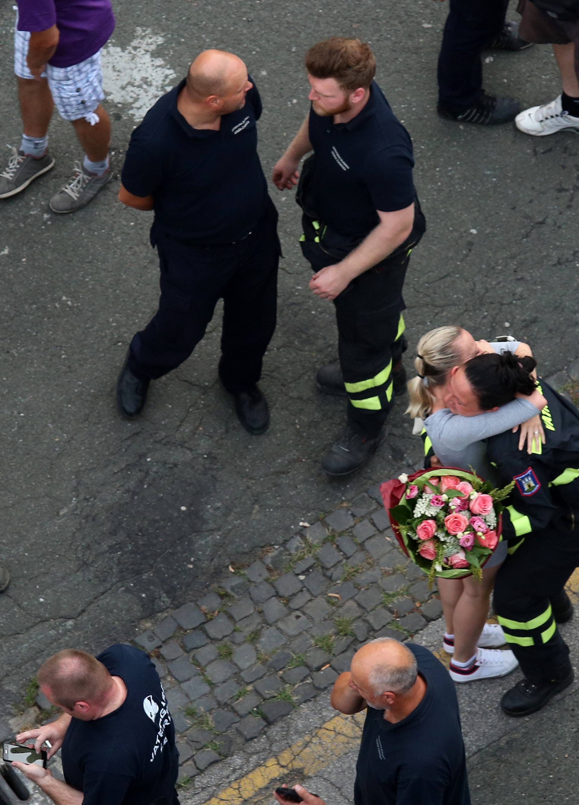 Zagrebački vatrogasci se uz zvukove sirena vratili u Savsku