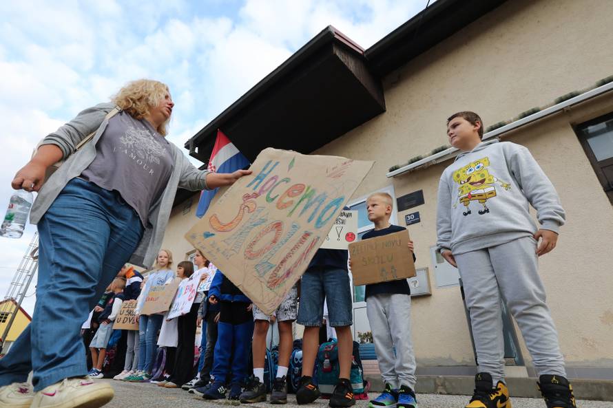 Zagreb: Prosvjed roditelja i djece Donjeg Dragonošca koja nastavu pohađaju u vatrogasnom domu