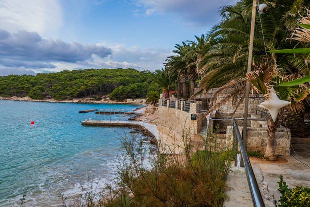 24sata: Palmižana: Reportaža o rušenju objekata Eduarda Tota Meneghella