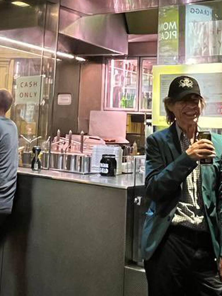 Mick Jagger (78) sa pivom u ruci pozirao u Beču, natpis oduševio