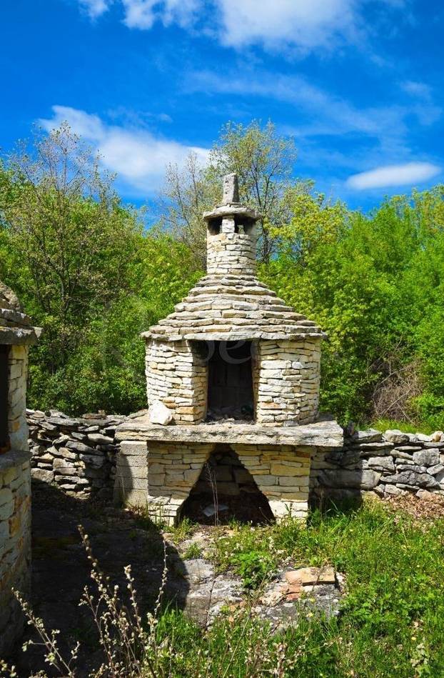 FOTO I ovoga ima: Netko u Istri prodaje kažun - kamenu kućicu. Ima 17m2, a ovo joj je cijena