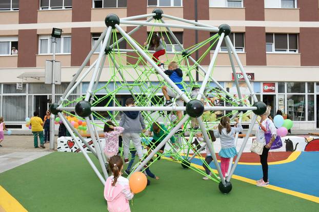 Sisak: Otvoreno je novouređeno Dječje igralište "Majmunjak"