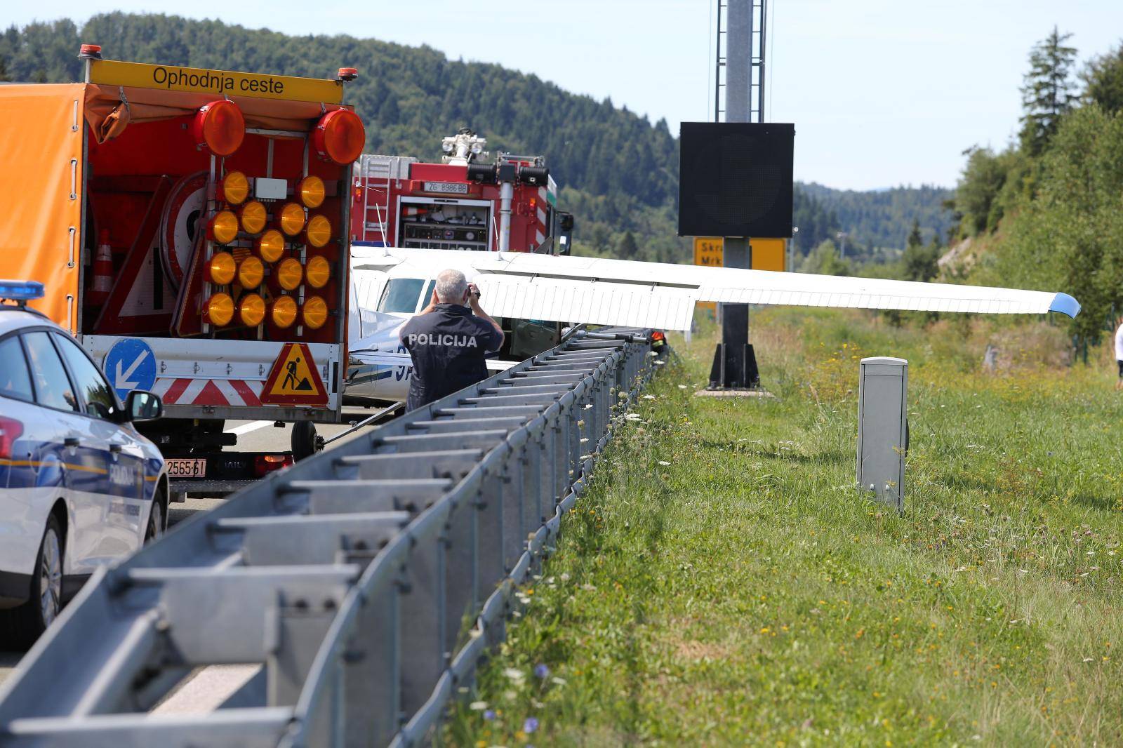 Avion sletio na autocestu: 'On pada, pada. Što je ovo?! Koči!'