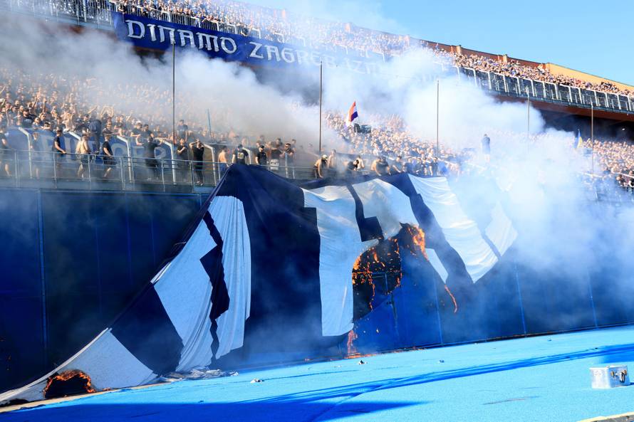 Torcida zapalila veliki transparent Bad Blue Boysima