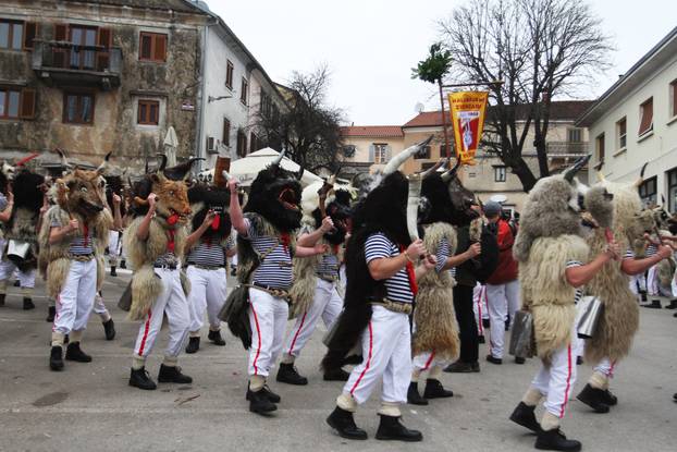 Rijeka: Doček Halubajskih zvončara u centru grada