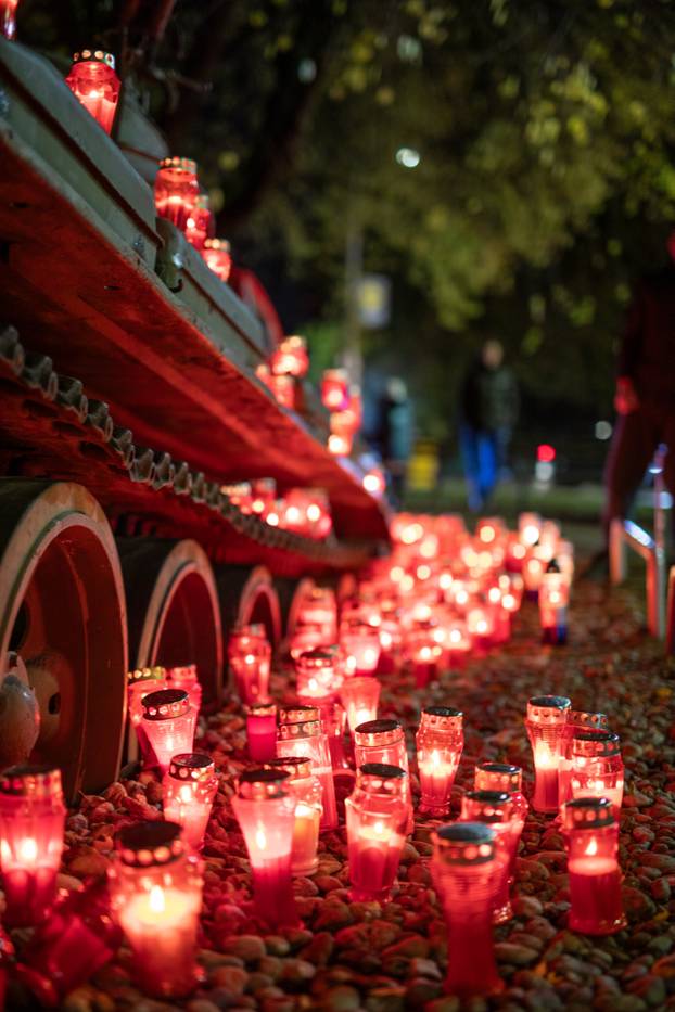 Osijek: Kod crvenog fiće koji gazi tenk zapaljene svijeće u sjećanje na Vukovar