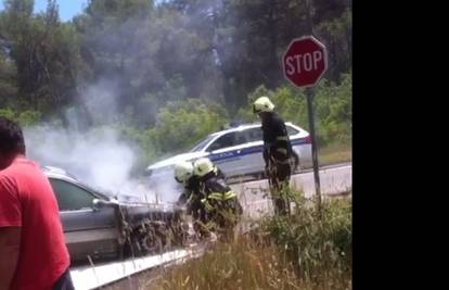 Zapalio mu se auto u vožnji, srećom vožač nije ozlijeđen