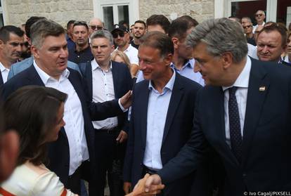 FOTO Državni vrh stigao u Sinj: Milanović i Plenković srdačno se rukovali, s njima i Jandroković