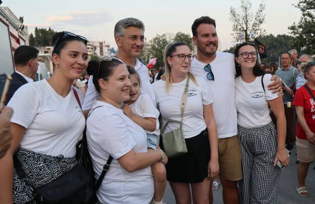 Ploče: Premijer Plenković se s pobjedničkim ekipama nakon završetka 29. Maratona lađa