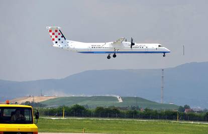 Avion CA prisilno sletio jer je grom napravio rupu na trupu