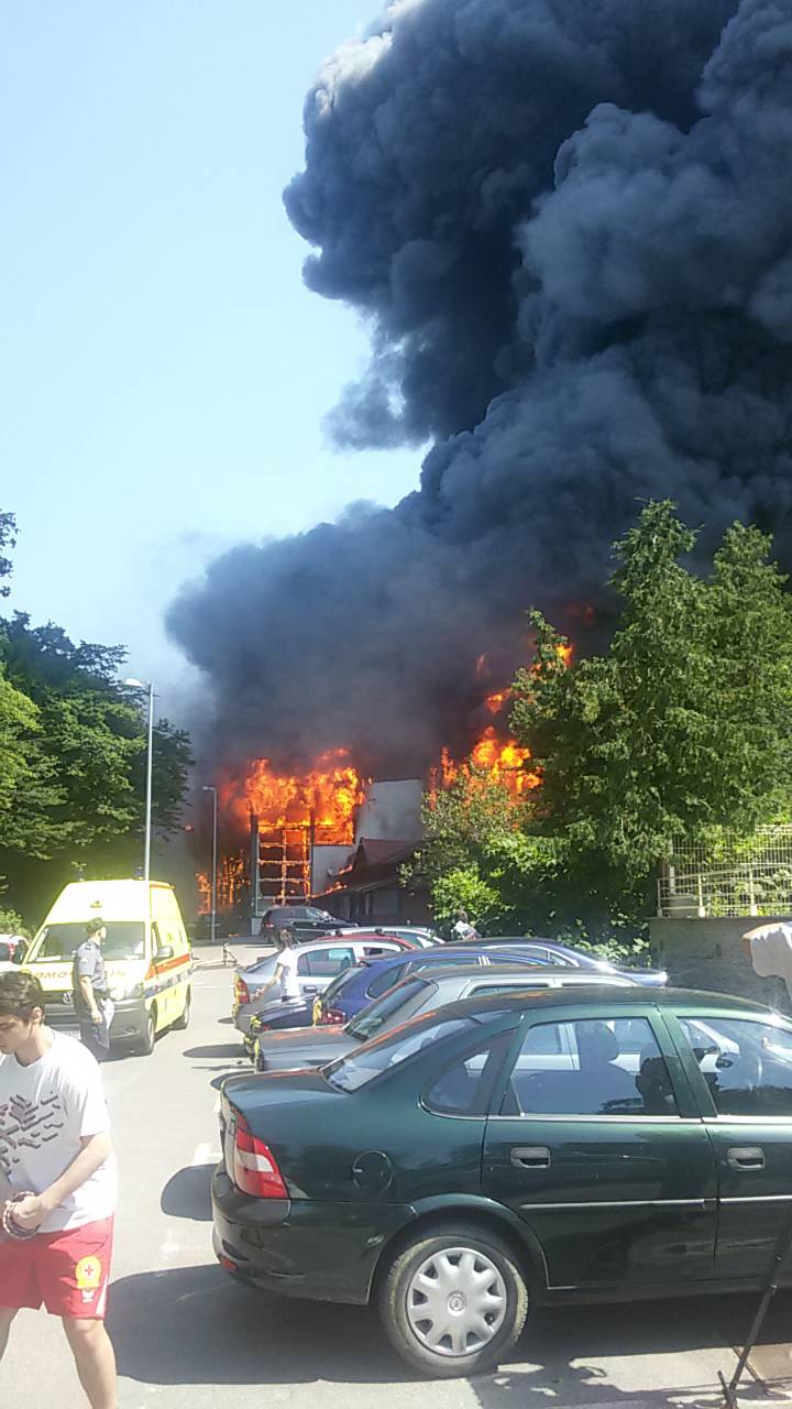 Veliki požar u Zagrebu: Ova kaciga vatrogasca sve govori...