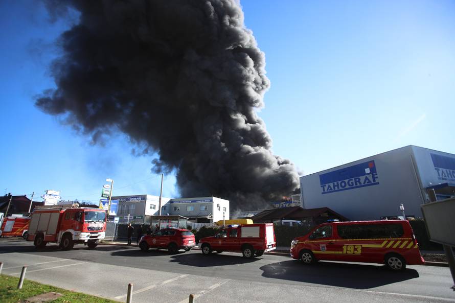 Sveta Nedelja: Požar u skladištu guma, hitne službe su na terenu