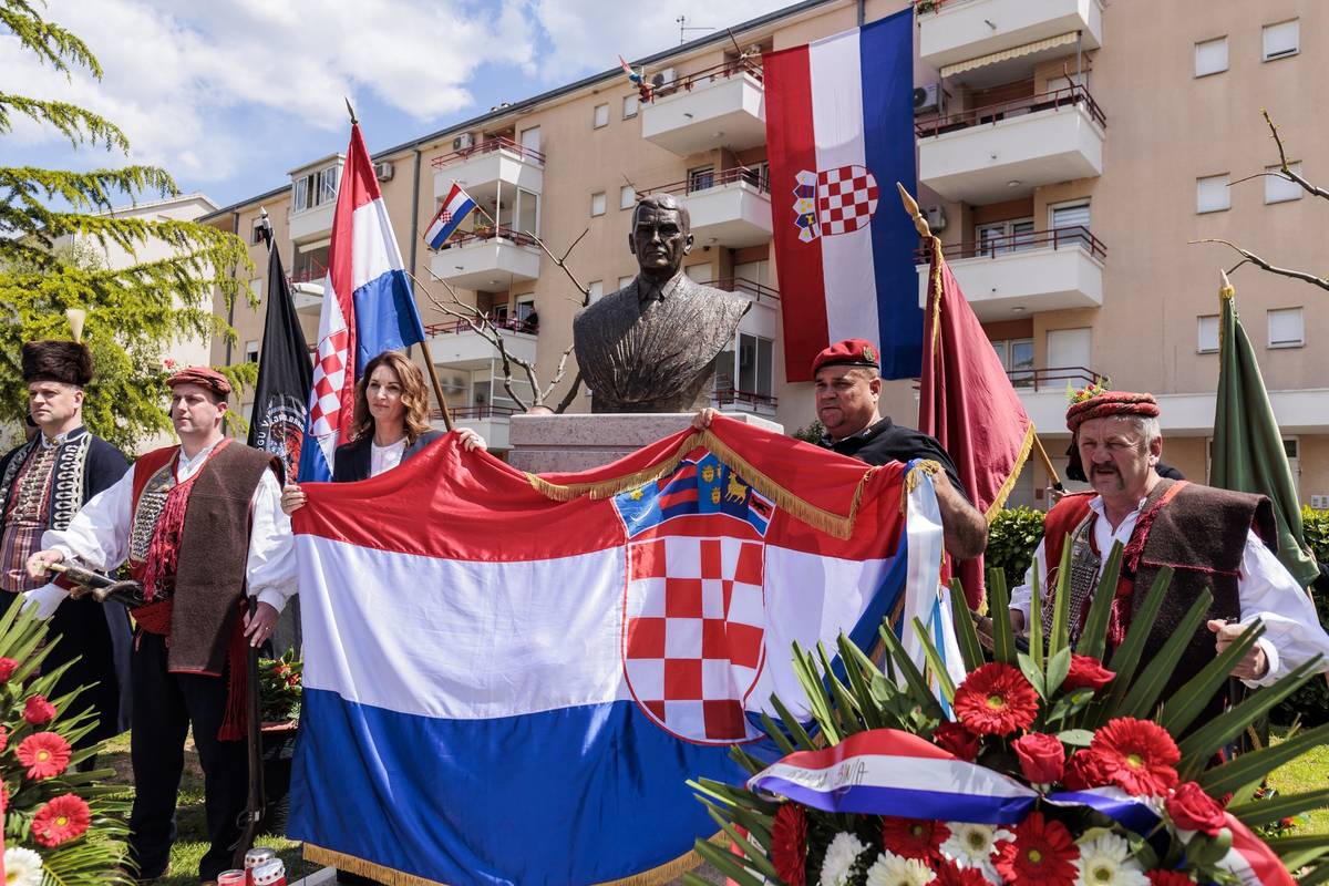 U Sinju su predstavili spomenik Gojka Šuška: 'Zaslužio je da bista bude postavljena na trgu'
