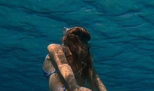 FOTO Naša poznata pjevačica objavila kako roni u tangicama